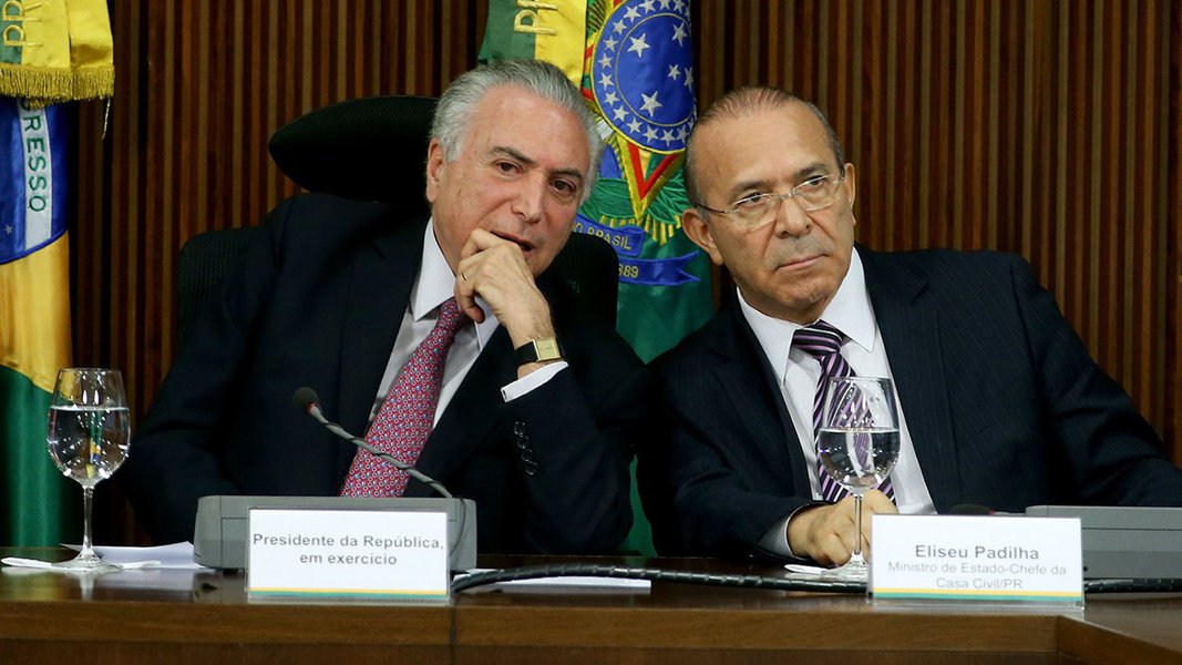 Brasília - O Presidente em exercício Michel Temer e o Ministro da Casa Civil, Eliseu Padilha reúnem-se com governadores (Wilson Dias/Agência Brasil)