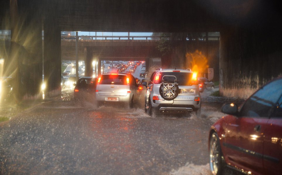 Chuva forte no final da tarde desta terça-feira (25) em Brasília, causou transtornos e complicou o transito nas ruas da cidade (Wilson Dias/Agência Brasil)