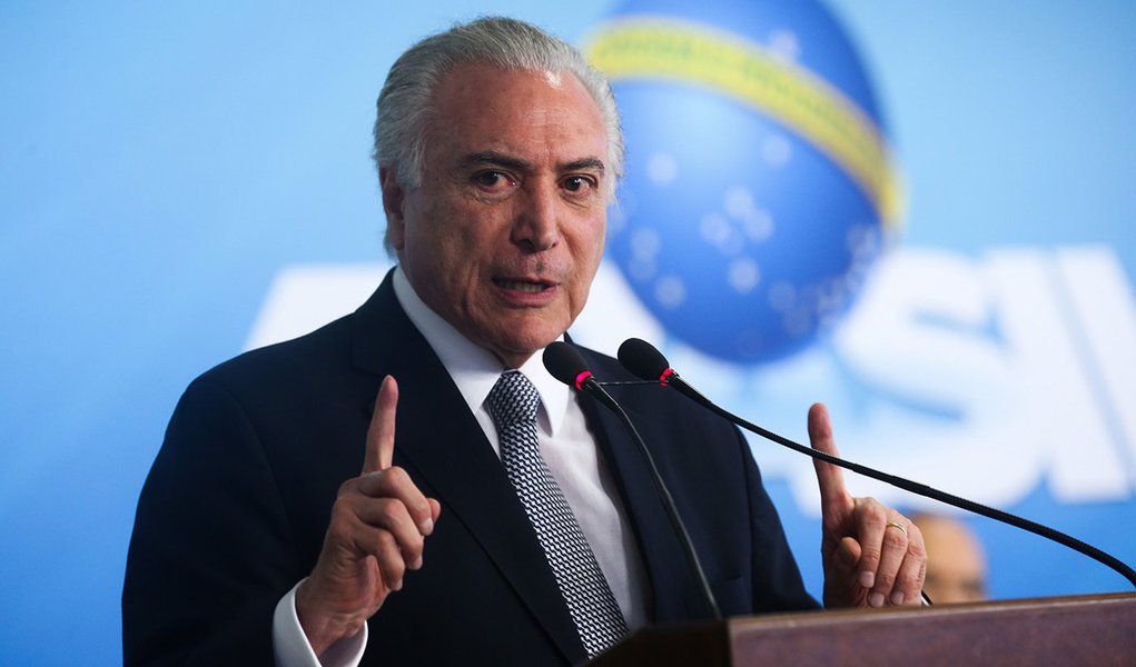 Brasília - O presidente Michel Temer participa da cerimônia de assinatura da medida provisória do Programa de Manutenção e Geração de Empregos, no Palácio do Planalto