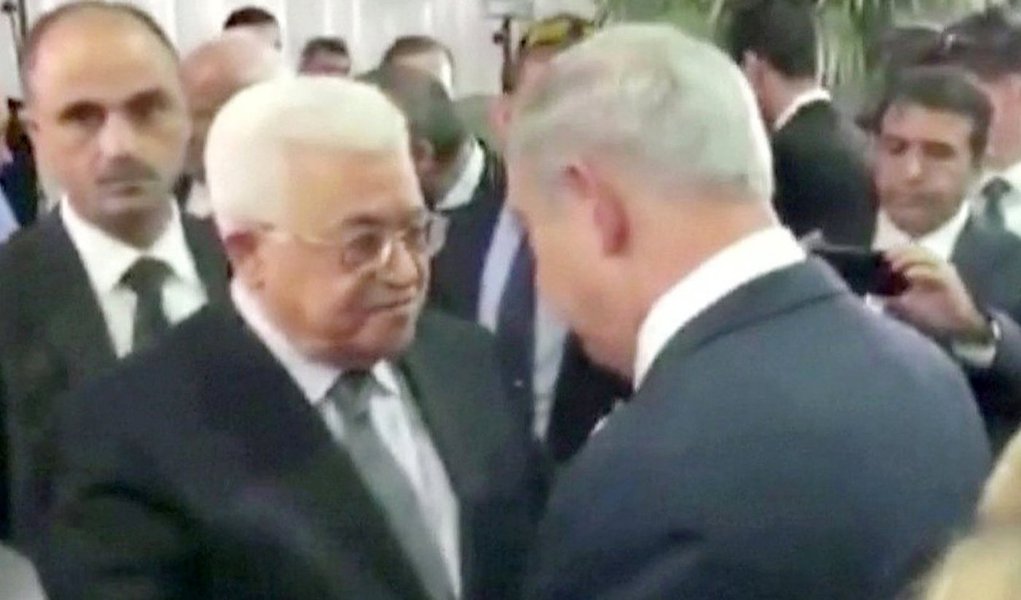 Imagem retirada de vídeo de encontro entre presidente palestino, Mahmoud Abbas, e premiê israelense, Benjamin Netanyahu, em Jerusalém. 30/09/2016 . REUTERS/Ch.10 via Reuters TV