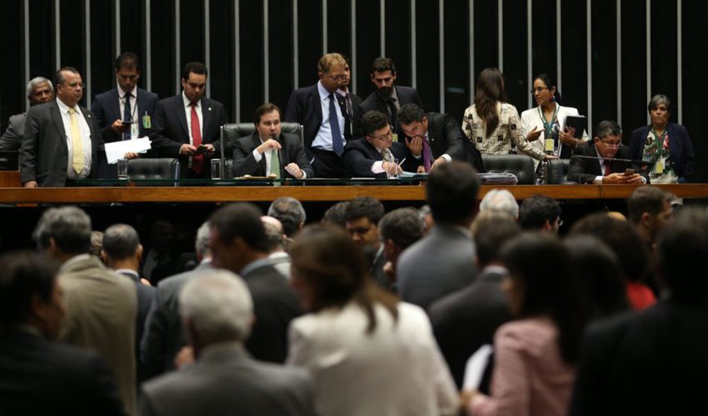 Brasília - O Plenário da Câmara aprovou parecer do relator do Projeto de Lei Complementar (PLP) 25/07, deputado Carlos Melles, que muda regras do Supersimples (Fabio Rodrigues Pozzebom/Agência Brasil)