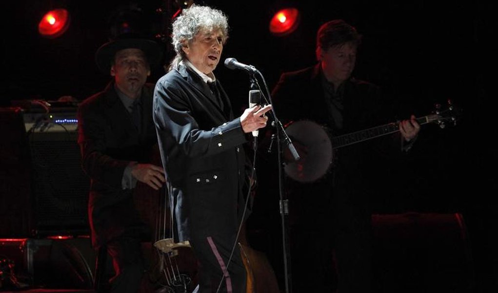 Bob Dylan performs during a segment honoring Director Martin Scorsese, recipient of the Music + Film Award, at the 17th Annual Critics' Choice Movie Awards in Los Angeles January 12, 2012. REUTERS/Mario Anzuoni