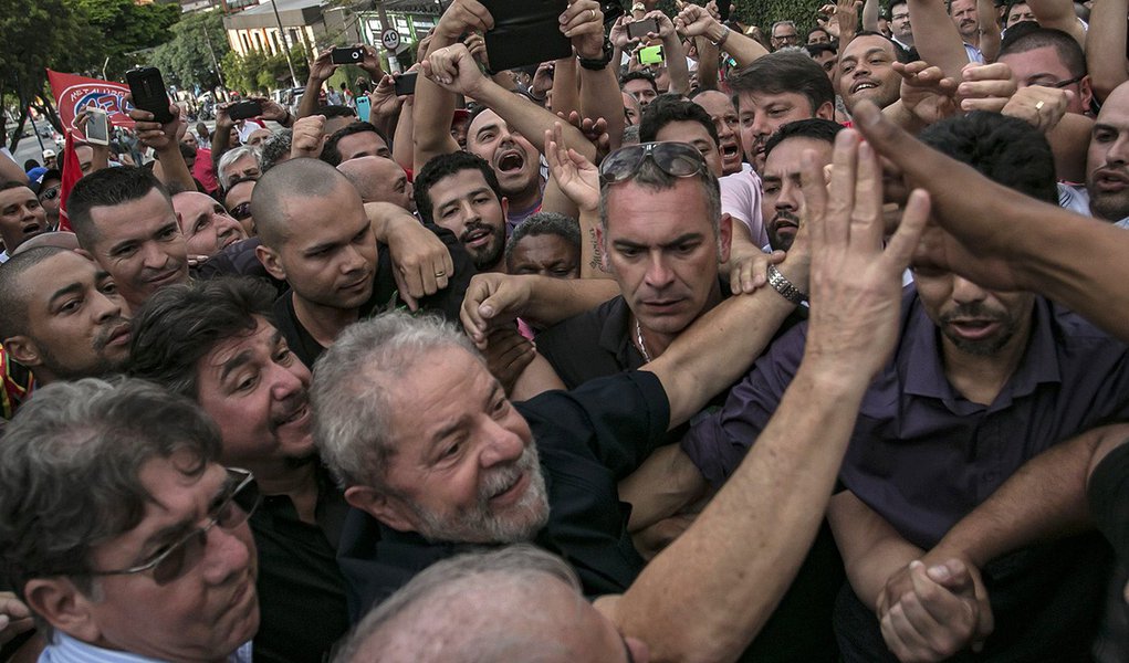 O ex-presidente Lula chega em sua residência em São Bernardo do Campos