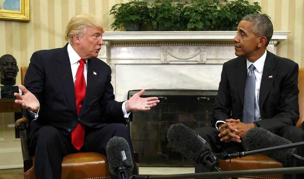 U.S. President Barack Obama meets with President-elect Donald Trump to discuss transition plans in the White House Oval Office in Washington, U.S., November 10, 2016. REUTERS/Kevin Lamarque