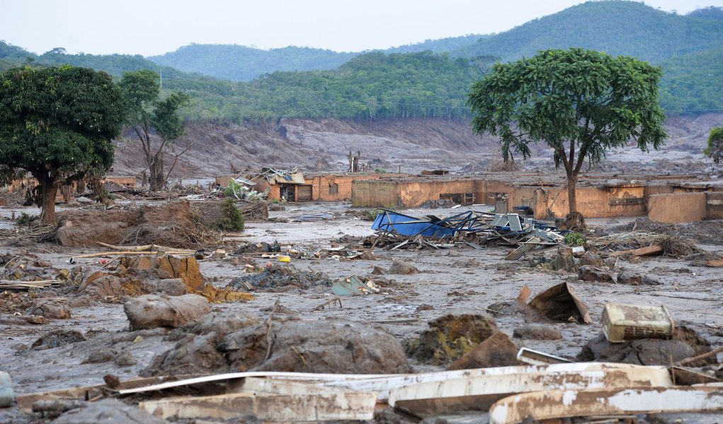 Mariana (MG) - Rompimento de duas barragens da mineradora Samarco na �ltima quinta-feira (5). Em meio ao cen�rio de muita lama, barro e destrui��o, o que restou lembra uma cidade fantasma (Antonio Cruz/Ag�ncia Brasil)