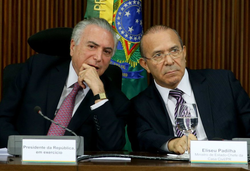 Brasília - O Presidente em exercício Michel Temer e o Ministro da Casa Civil, Eliseu Padilha reúnem-se com governadores (Wilson Dias/Agência Brasil)