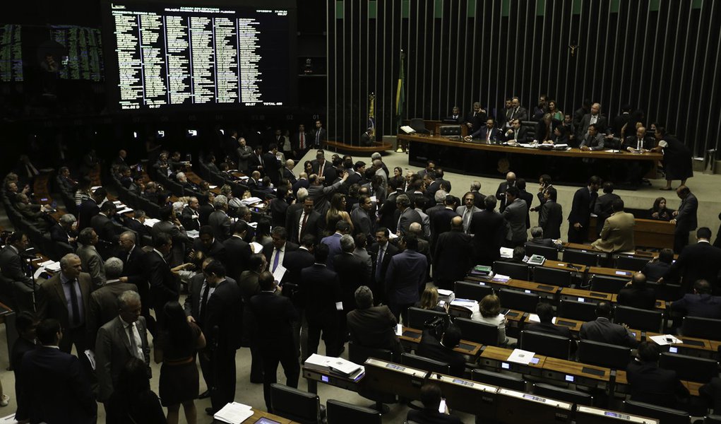 Brasília - O Plenário da Câmara dos Deputados concluiu a votação da Medida Provisória 746/16, que trata da reforma do ensino médio (Fabio Rodrigues Pozzebom/Agência Brasil)