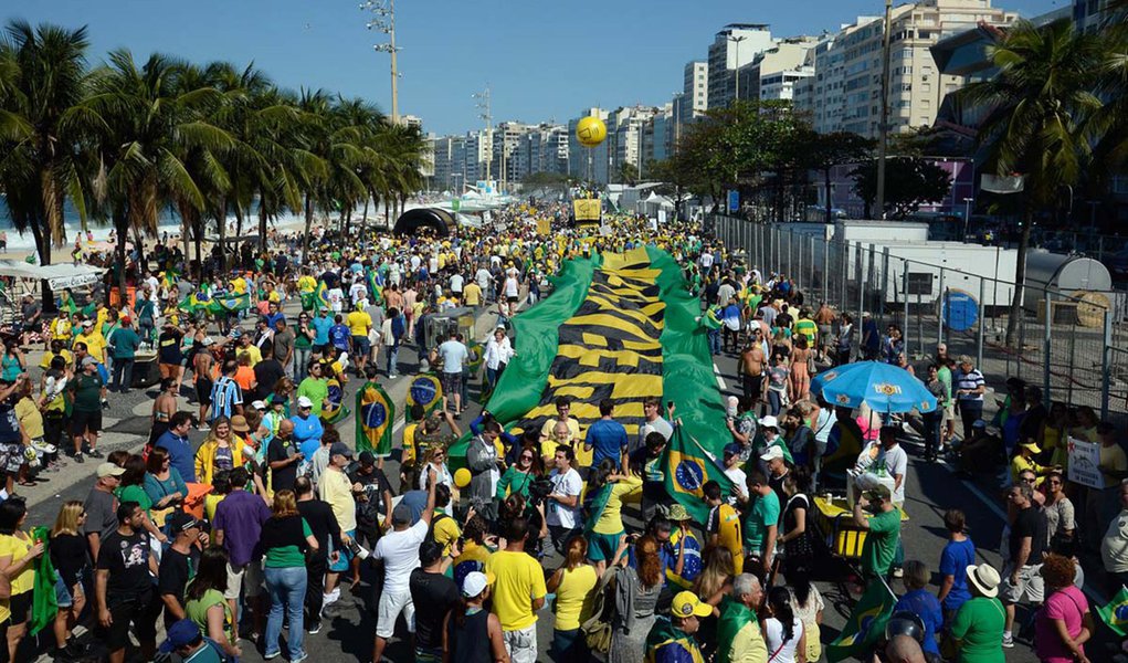 Rio de Janeiro - Manifestantes fazem ato a favor do impeachment da presidenta afastada Dilma Rousseff, contra a corrupção e em apoio à operação Lava Jato, na praia de Copacabana (Tânia Rêgo/Agência Brasil)