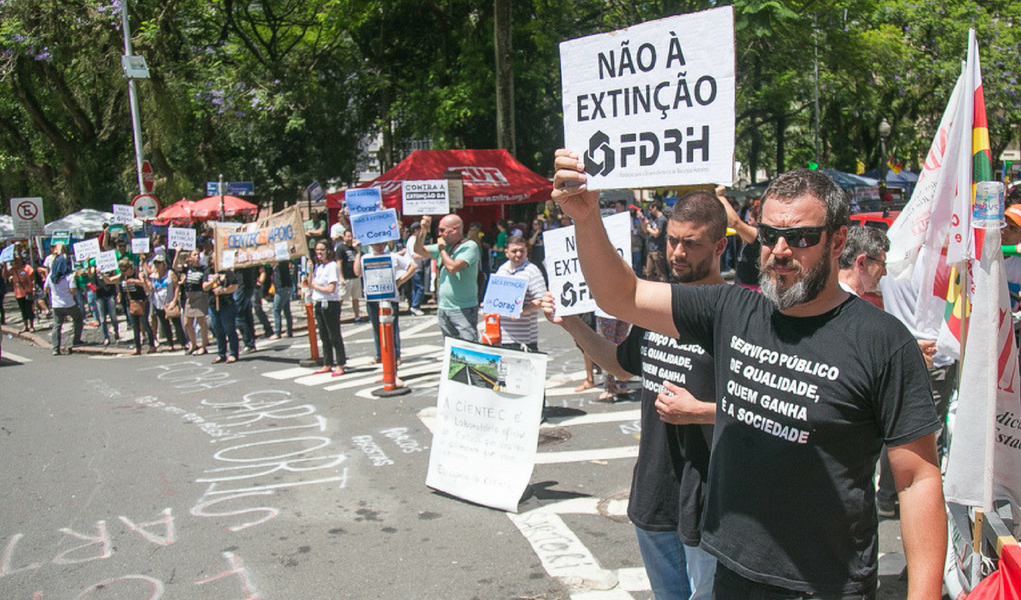 Servidores protestam contra extinção de fundações estaduais no Rio Grande do Sul