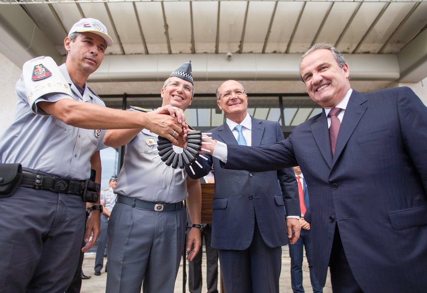 Geraldo Alckmin entrega viaturas no Palácio dos Bandeirantes