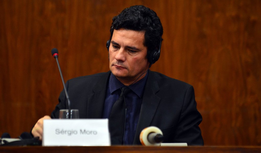 São Paulo - O juiz federal Sérgio Moro participa do simpósio Lava Jato e Mãos Limpas, realizado no auditório do Ministério Público Federal (Rovena Rosa/Agência Brasil)