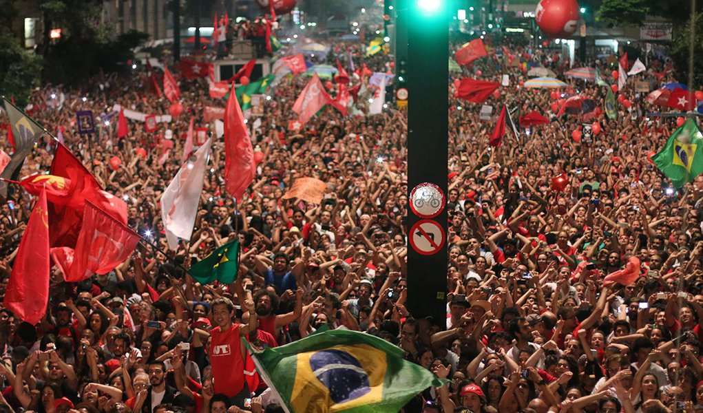 18/03/2016- São Paulo- Sp, Brasil- Ato em prol do governo Dilma, ex-presidente Lula e ao PT, na avenida Paulista. Foto: Roberto Parizotti/ CUT