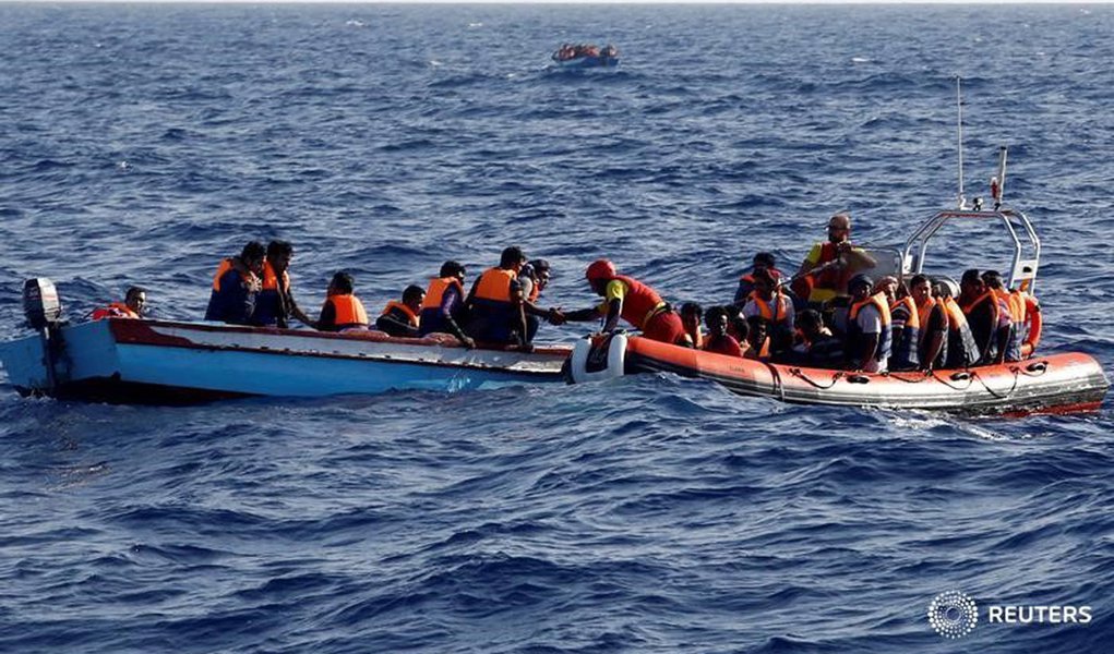 Bote espanhol resgata imigrantes na costa líbia no mar Mediterrâneo. 18/8/2016. REUTERS/Giorgos Moutafis
