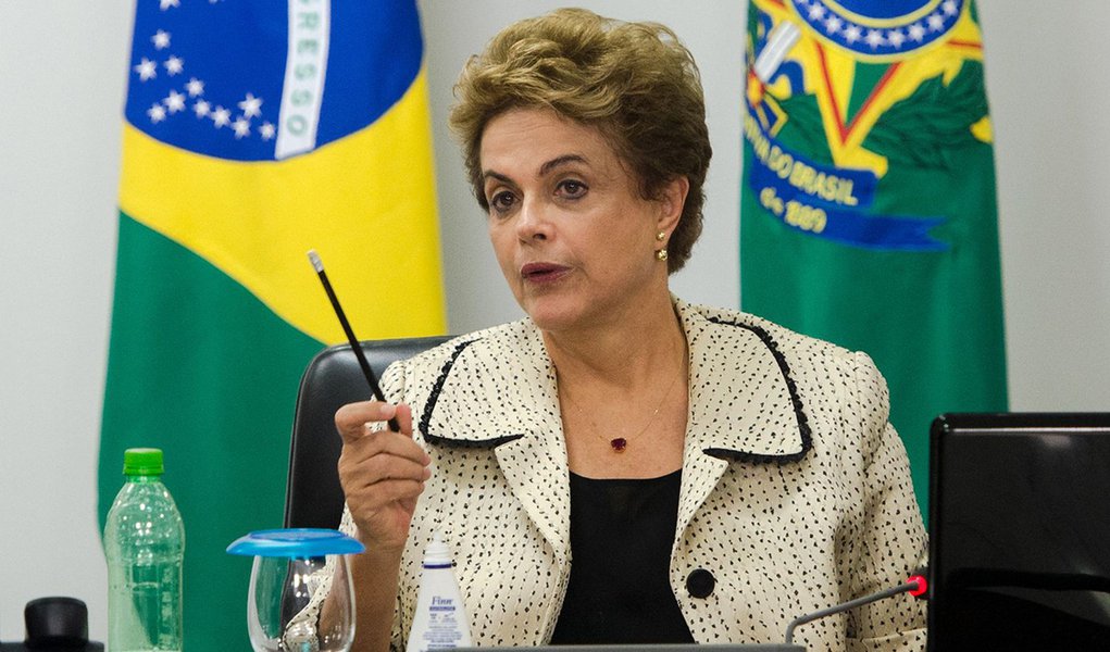 Brasília - A presidenta Dilma Rousseff em reunião com autoridades para tratar do combate ao vírus Zika (Marcelo Camargo/Agência Brasil)