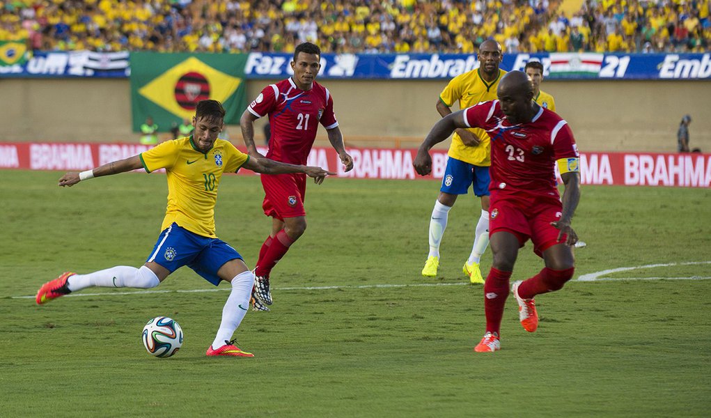 Torcedores durante amistoso da Seleção Brasileira contra a Seleção do Panamá, no Estádio Serra Dourada, em Goiânia (Marcelo Camargo/Agência Brasil)
