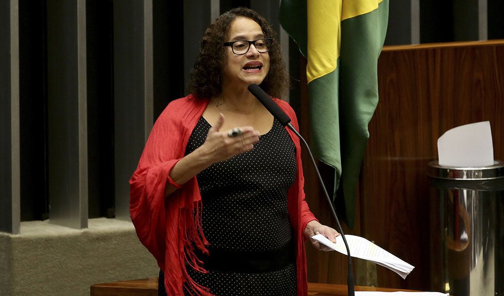 Brasília - Deputada Luciana Santos (PCdoB/PE) durante sessão de discussão do processo de impeachment de Dilma, no plenário da Câmara (Wilson Dias/Agência Brasil)