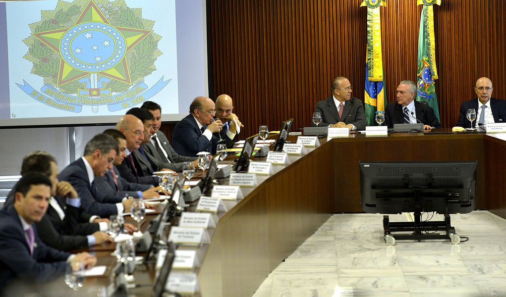 O presidente interino Michel Temer coordena a primeira reunião ministerial de seu governo, às 9h, no Palácio do Planalto