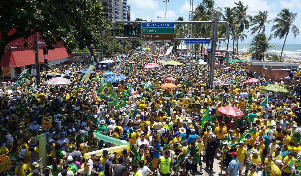 Recife - Manifestação em Recife contra a corrupção e pela saída da presidenta Dilma Rousseff (Sumaia Villela/Agência Brasil)