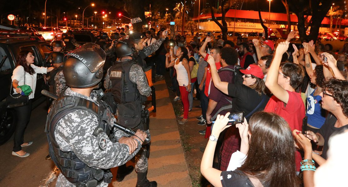 Brasília- DF 04-03-2016 Manifestantes em frente a rede Globo em Brasília. Policia prende uma mulher e joga gás de pimenta nos petistas. Foto Lula Marques/Agência PT