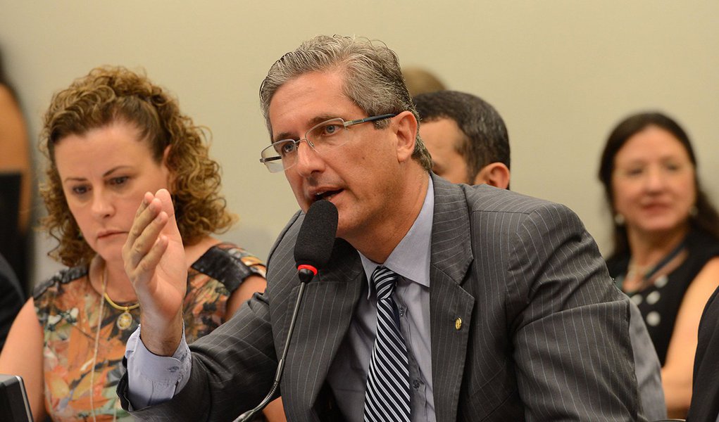 Brasília - O presidente da Comissão, Rogério Rosso e o relator, Jovair Arantes analisam o parecer que pede o impeachment da presidenta Dilma Rousseff (Fábio Rodrigues Pozzebom/Agência Brasil)
