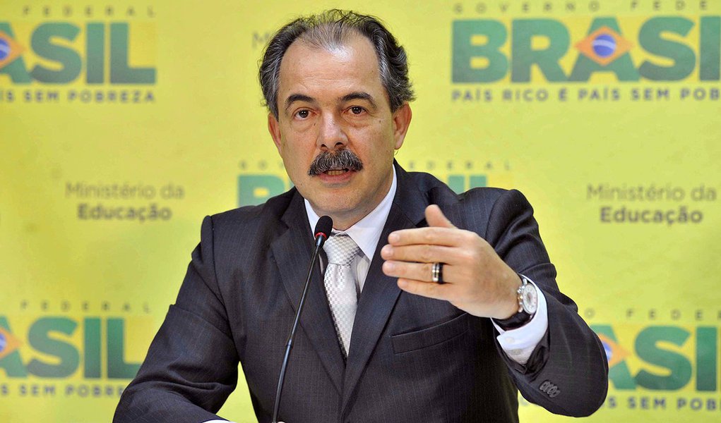 Bras�lia - O ministro da Educa��o, Aloizio Mercadante, concede entrevista coletiva na sede do Minist�rio