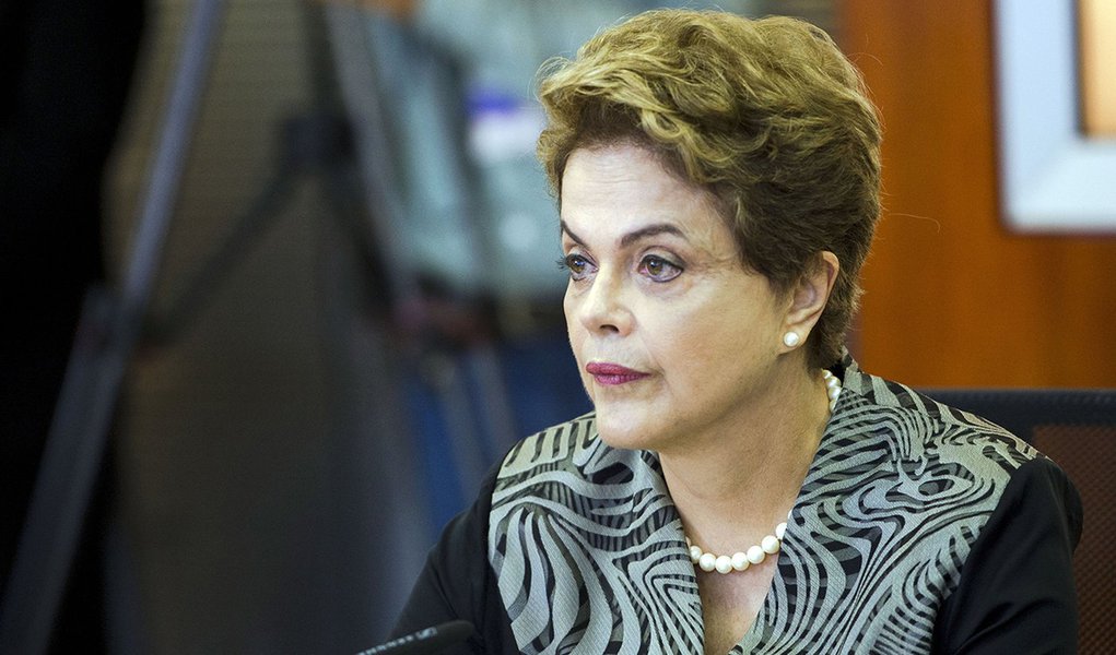Brasília - A presidenta Dilma Rousseff e os ministros, Marcelo Castro, Gilberto Occhi, Aloizio Mercadante e Jaques Wagner se reúnem na Sala Nacional de Coordenação e Controle da Dengue (Marcelo Camargo/Agência Brasil)