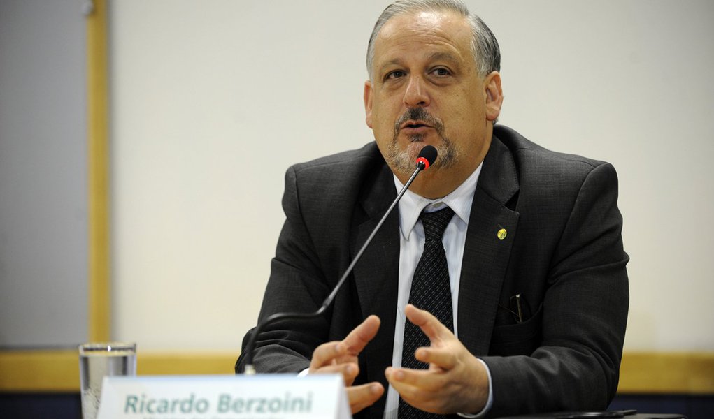 O ministro das Comunicações, Ricardo Berzoine, explica a campanha obrigatória de divulgação do término das transmissões analógicas da TV aberta (Elza Fiuza/Agência Brasil)