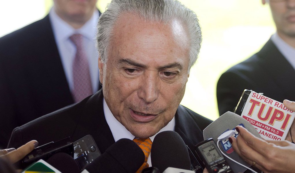 Brasília - O vice-presidente, Michel Temer, fala à imprensa ao deixar seu gabinete no Palácio do Planalto (Marcelo Camargo/Agência Brasil)