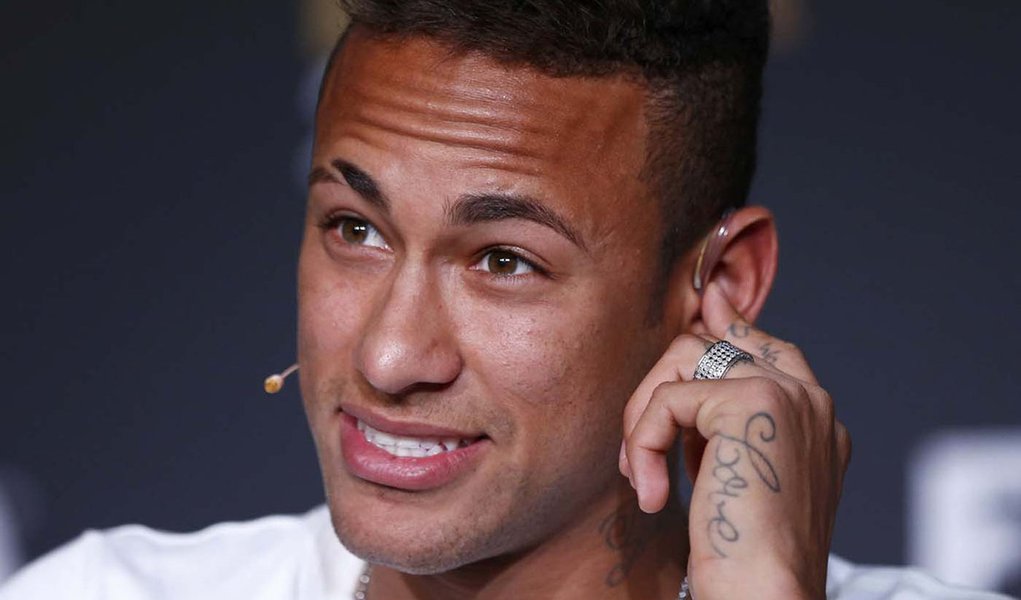 Nominee for the 2015 FIFA World Player of the Year FC Barcelona's Neymar of Brazil attends a news conference prior to the Ballon d'Or 2015 awards ceremony in Zurich, Switzerland, January 11, 2016 REUTERS/Arnd Wiegmann