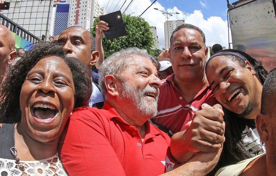 05/03/2016- São Bernardo do Campo- SP, Brasil- Ex- presidente Lula cumprimenta manifestantes, concentrados em frente ao prédio onde mora em São Bernardo do Campo. Foto: Ricardo Stuckert/ Instituto Lula