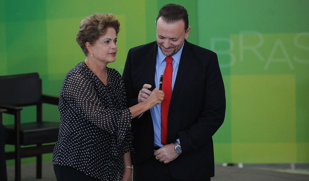 Brasília- DF- Brasil- 31/03/2015- A presidenta Dilma Rousseff, o ministro Aloizio Mercadante, da Casa Civil, o vice-presidente Michel Temer, o ex-presidente José Sarney e o novo ministro Edinho Silva, durante cerimônia de posse (José Cruz/Agência Brasil)