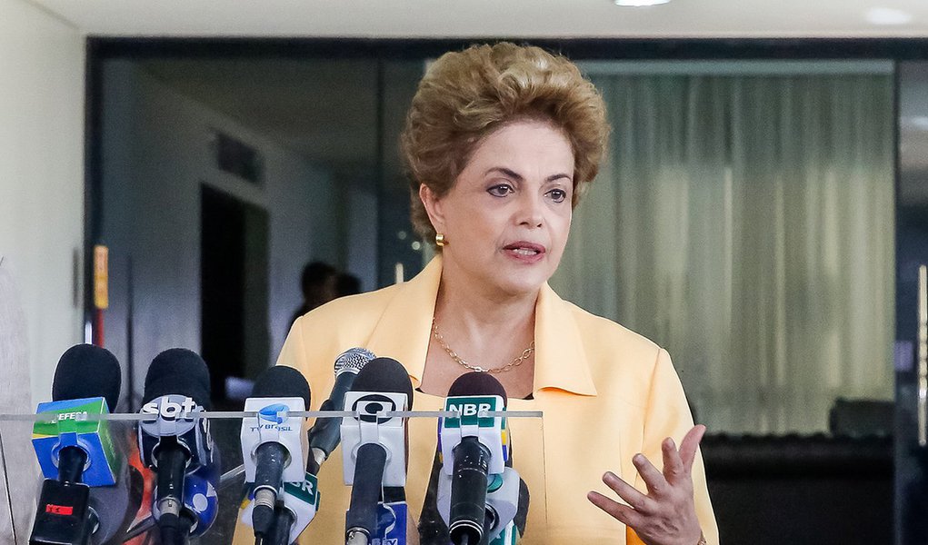 Brasília - DF, 05/04/2016. Presidenta Dilma Rousseff durante visita à aeronave KC-390 da Embraer. Foto: Roberto Stuckert Filho/PR