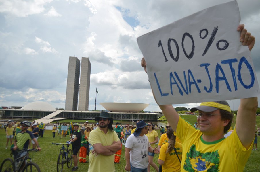 Brasília - O Movimento Vem Pra Rua realiza manifestações em todo o país. O ato é em apoio à Operação Lava Jato e contra a corrupção e a forma de se fazer política no Brasil (Marcello Casal Jr/Agência Brasil)