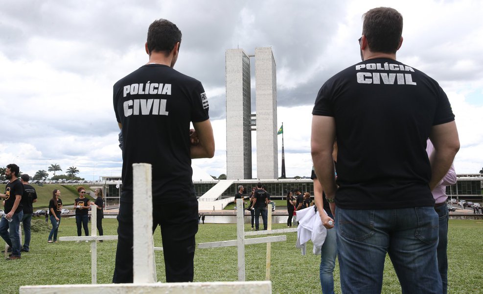 Brasília - Policiais protestam em frente ao Congresso Nacional contra a Proposta de Emenda Constitucional (PEC 287/16) da Reforma da Previdência (Antonio Cruz/Agência Brasil)
