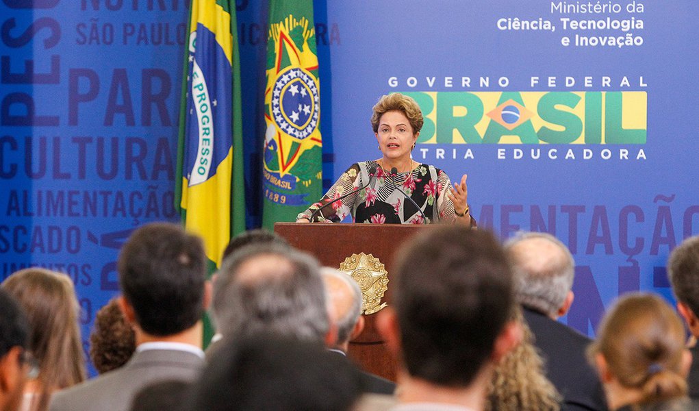 Brasília - DF, 15/09/2015. Presidenta Dilma Rousseff durante cerimônia de entrega do XXVIII Prêmio Jovem Cientista – Segurança Alimentar e Nutricional. Foto: Roberto Stuckert Filho/PR.
