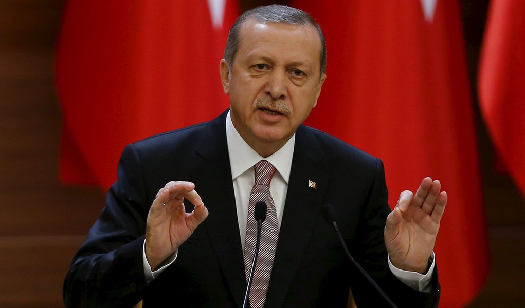 Presidente da Turquia, Tayyip Erdogan, discursa no palÃ¡cio presidencial em Ancara. 26/11/2015 REUTERS/Umit Bektas