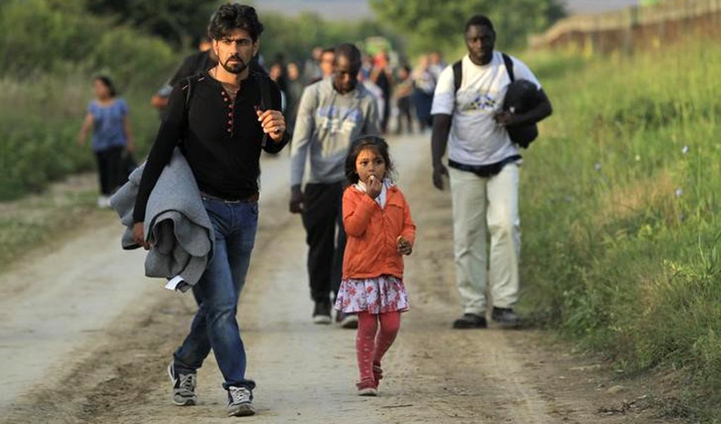 Grupo de imigrantes em Sid, próximo a fronteira entre Sérvia e Croácia. 16/09/2015 REUTERS/Antonio Bronic