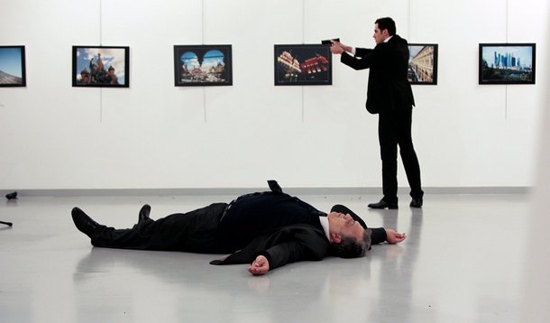 Embaixador russo na Turquia, Andrei Karlov, no chão após ser morto a tiros por homem armado em galeria de Ancara. 19/12/2016 Hasim Kilic/Hurriyet via REUTERS