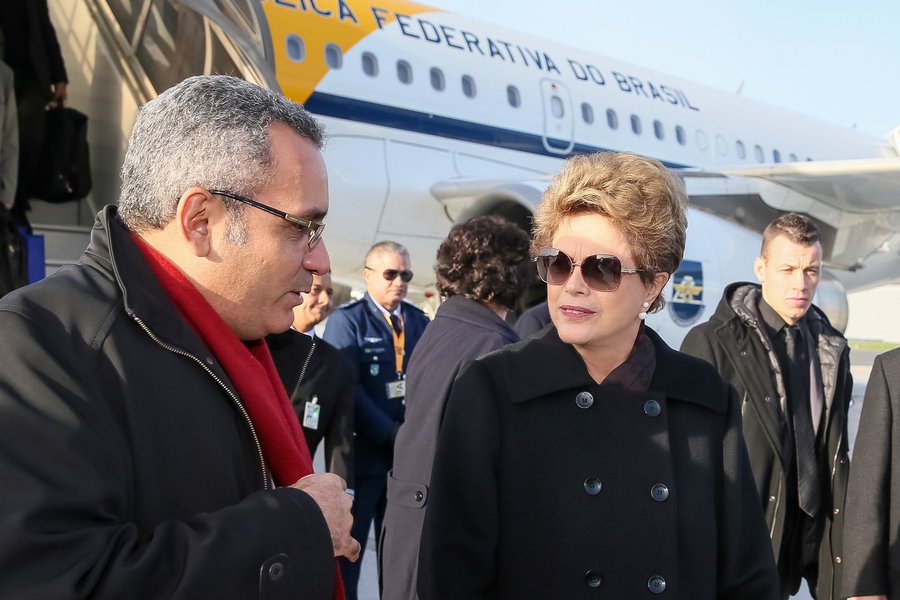 Paris - França, 28/11/2015. Presidenta Dilma Rousseff recebe cumprimentos durante sua chegada à França. Foto: Roberto Stuckert Filho/PR