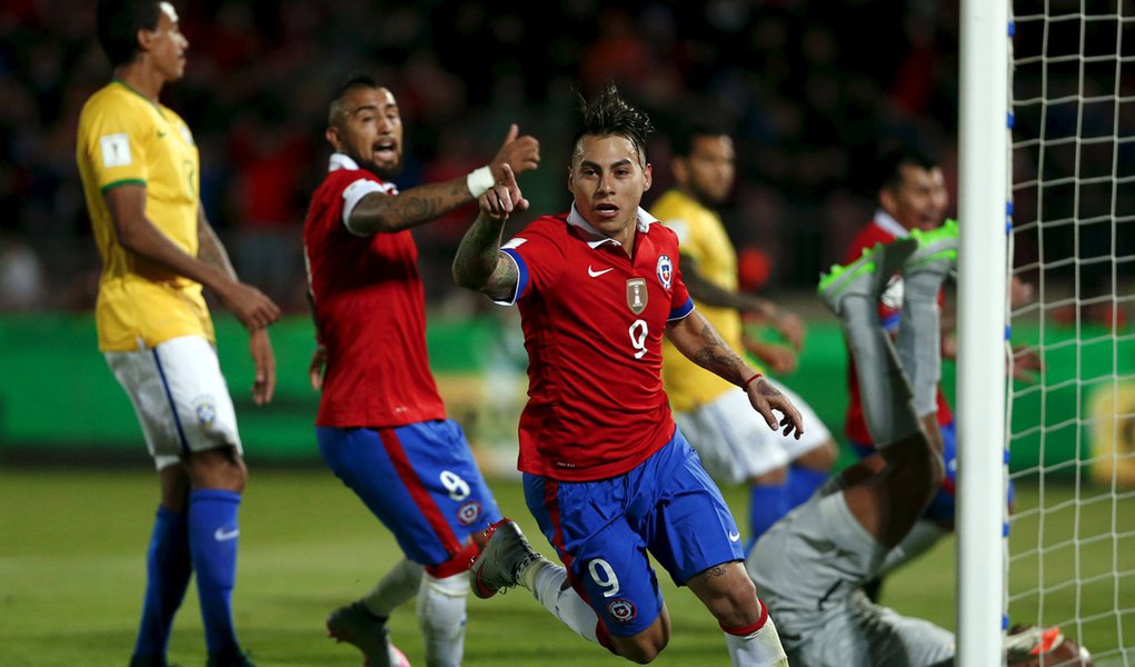 Vargas comemora gol do Chile contra o Brasil em Santiago. 8/10/2015. REUTERS/Ivan Alvarado