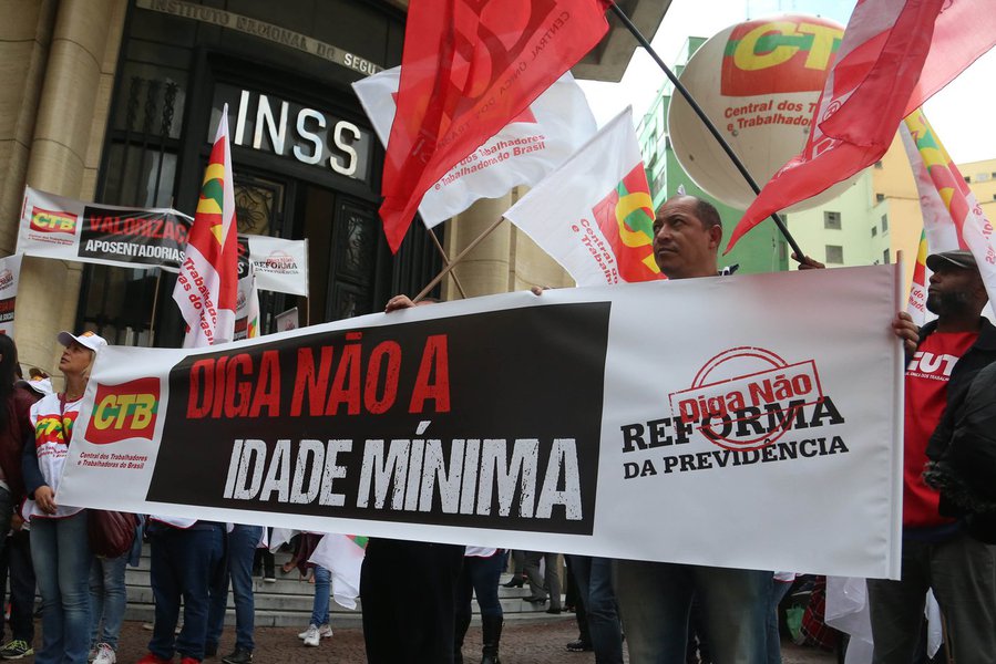 São Paulo 31/05/2016 Manifestação em frente ao INSS no Viaduto Santa Ifigênia, contra a Reforma da Previdencia. Foto Paulo Pinto/Agencia PT