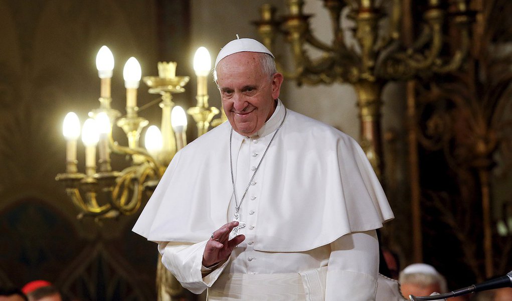 Papa Francisco acena na Grande Sinagoga de Roma, Itália. 17 de janeiro de 2016. REUTERS/Alessandro Bianchi