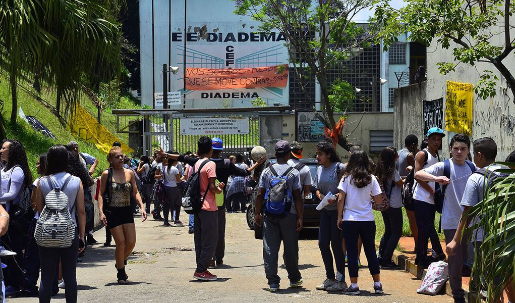 São Paulo - Escola Estadual Diadema ocupada por estudantes contra a reorganização escolar que será implantada em janeiro de 2016 pela Secretaria de Educação (Rovena Rosa/Agência Brasil)