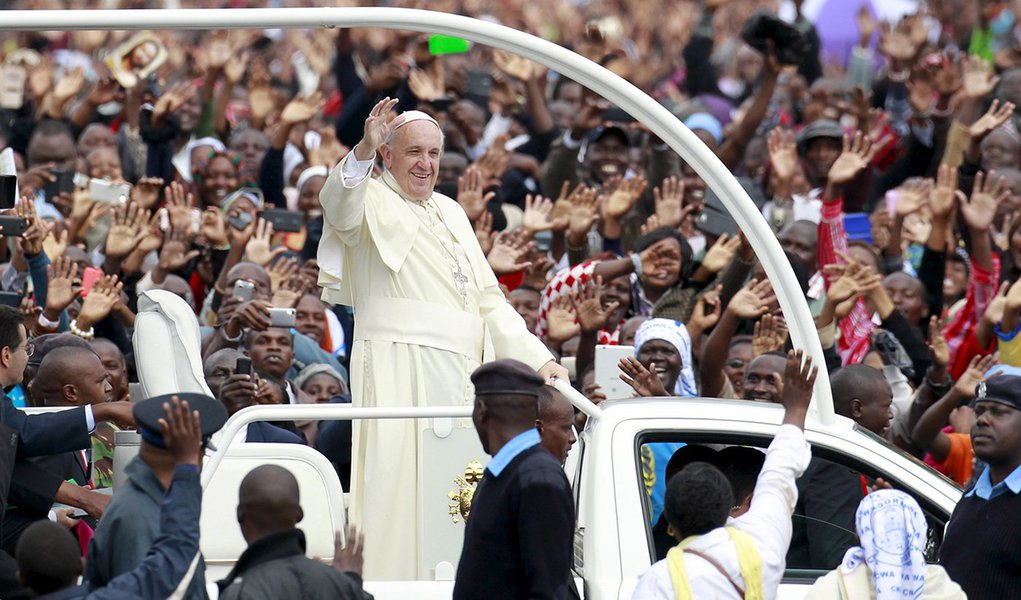 Papa Francisco em meio a multidÃ£o em NairÃ³bi. 26/11/2015 REUTERS/Thomas Mukoya