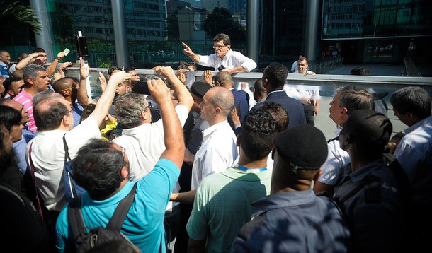 Rio de Janeiro - Funcionários da Petrobrás fazem ato de protesto em frente ao Centro Empresarial Senado, prédio da empresa na Lapa, região central da cidade (Tânia Rêgo/Agência Brasil)