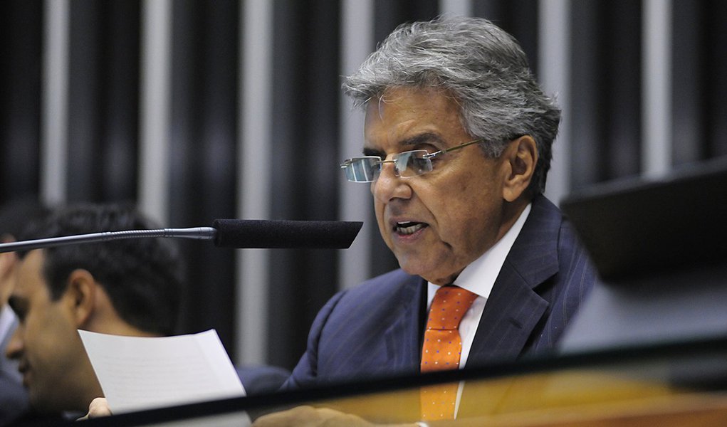 1º secretário da Mesa Diretora, dep. Beto Mansur (PRB-SP), lê o pedido de impeachment protocolado na Casa contra a presidente Dilma Rousseff 