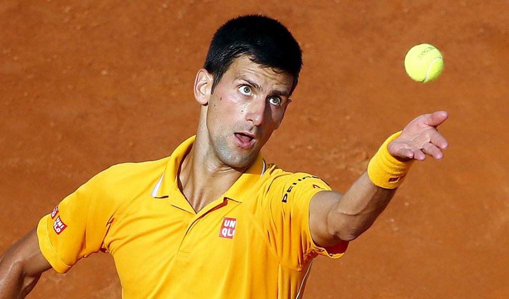 Tenista sÃ©rvio Novak Djokovic durante partida contra o espanhol Nicolas Almagro no Masters de Roma. 12/05/2015 REUTERS/Tony Gentile