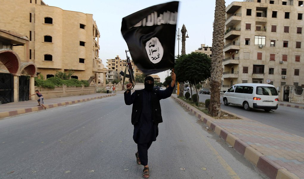 Homem com bandeira do Estado Islâmico em Raqqa, Síria. 29/06/2014 REUTERS/Stringer