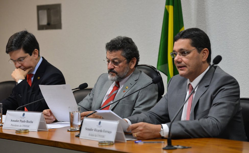 O vice-presidente da CPI do HSBC, senador Randolfe Rodrigues, o presidente, senador Paulo Rocha, e o relator, senador Ricardo Ferraço, durante reunião comissão (Antonio Cruz/Agência Brasil)