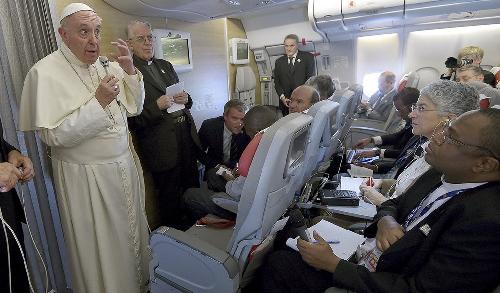 Papa Francisco concede entrevista no aviÃ£o de volta para Roma. 30/11/2015. REUTERS/Daniel Dal Zennaro